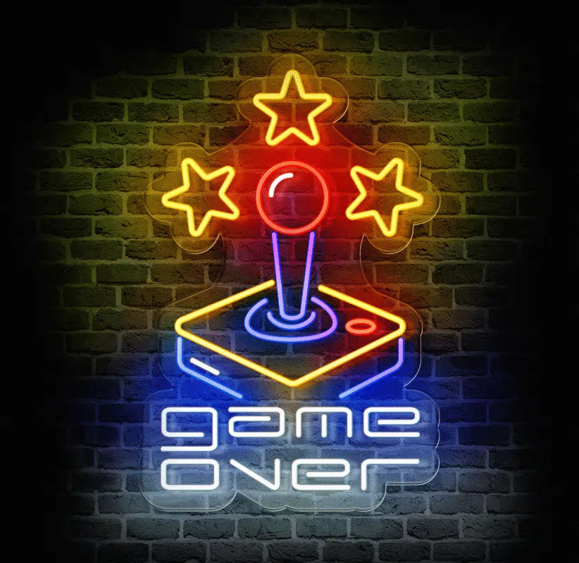 Neon dla gracza retro joystick święcący na ścianie pokoju gamingowego.
